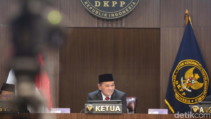 DKPP gelar sidang dugaan pelanggaran Kode Etik Penyelenggara Pemilu (KEPP). Kasus yang disidangkan adalah adukan untuk Ketua dan seluruh anggota KPU pusat.