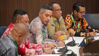 Kali ini disidangkan perkara Nomor 33-PKE-DKPP/II/2024 yang diadukan oleh Ardiansyah Wailissa. Ia mengadukan Ketua KPU RI Hasyim Asy’ari beserta enam Anggota KPU RI, yaitu Betty Epsilon Idroos, Mochamad Afifuddin, Parsadaan Harahap, Yulianto Sudrajat, Idham Holik, dan August Mellaz.