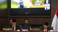 Sekretaris DKPP David Yama mengatakan, agenda sidang ini adalah mendengarkan keterangan dari para pihak, baik Pengadu, Teradu, Saksi, maupun Pihak Terkait.