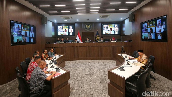 DKPP Sidangkan Dugaan Pelanggaran Kode Etik Penyelenggaraan Pemilu DKPP gelar sidang dugaan pelanggaran Kode Etik Penyelenggara Pemilu (KEPP). Kasus yang disidangkan adalah adukan untuk Ketua dan seluruh anggota KPU pusat.
