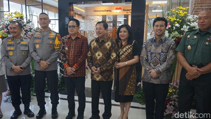 dr Terawan bersama Kapolda Jatim usai meresmikan layanan imunologi di RS Bhayangkara