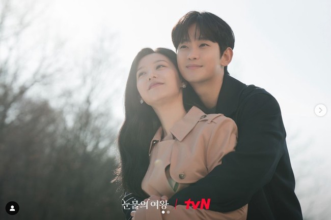 Meskipun sempat berniat menceraikan ‘istrinya’, Kim Soo Hyun akhirnya memahami Kim Ji Won yang menderita sakit keras. Dia pun menunjukkan perhatian lebih. Foto: dok. tvN