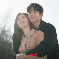 Meskipun sempat berniat menceraikan ‘istrinya’, Kim Soo Hyun akhirnya memahami Kim Ji Won yang menderita sakit keras. Dia pun menunjukkan perhatian lebih. Foto: dok. tvN