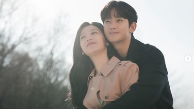 7 Foto Mesra Kim Soo Hyun & Kim Ji Won Bikin Gamon di Drakor Queen of Tears