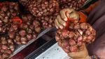 Emak-emak Serbu Sembako Murah Saat Harga Bawang Merah Naik Tinggi