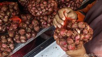 Kepala Badan Pangan Nasional (Bapanas) Arief Prasetyo mengatakan fluktuasi harga bawang merah memang sempat terjadi usai Lebaran akibat beberapa faktor. Salah satunya, adanya banjir di Jawa Tengah yang merupakan sentra produksi bawang merah. 
