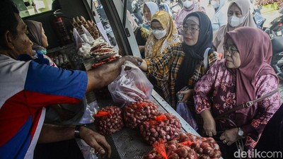Emak-emak Serbu Sembako Murah Saat Harga Bawang Merah Naik Tinggi