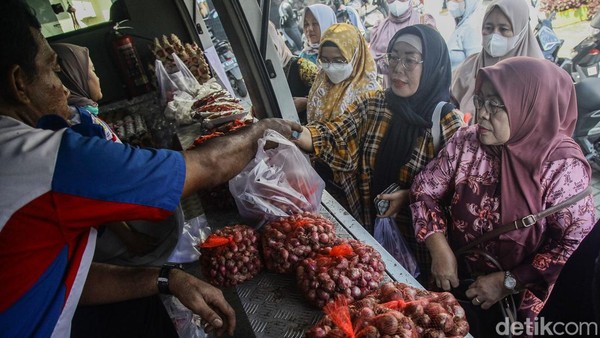 Emak-emak Serbu Sembako Murah Saat Harga Bawang Merah Naik Tinggi