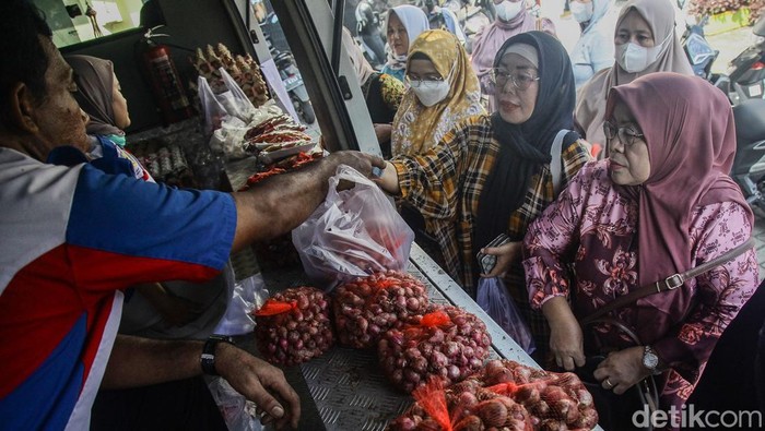 Emak-emak Serbu Sembako Murah Saat Bawang Merah Naik Tinggi Warga membeli sembako murah dalam program Gerakan Pangan Murah (GPM) di halaman kantor kelurahan Joglo, Jakarta Barat, Senin (29/4/2024).