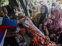 Emak-emak Serbu Sembako Murah Saat Harga Bawang Merah Naik Tinggi