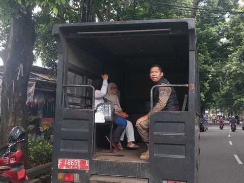 Emak-emak viral maksa minta sedekah diamankan Dinsos Bogor.