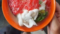 Es oyen juga biasa disebut dengan es sekoteng. Salah satu yang terkenal di Bogor adalah Es Sekoteng & Siomay Boper yang berlokasi dekat dengan Bogor Permai Bakery. Harus rela antre untuk menikmati es oyen di sini. Foto: Google Review