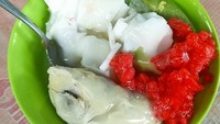Selepas membeli oleh-oleh di kawasan Kemuning, kamu bisa mampir menikmati es oyen di salah warung di sana. Namanya Es Oyen Kamuning yang menyediakan racikan es oyen segar, bahkan ada yang diberikan durian lho! Foto: Google Review