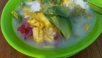 Di Ciracas, Jakarta Timur, ada tempat makan es oyen yang manis segar. Namanya Es Oyen Dianda 35 yang sajiannya juga ada ditambahkan keju parut, harganya mulai dari Rp 15.000. Foto: Google Review/Lolita Sept