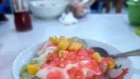Di Kelapa Gading, Jakarta Utara, juga ada penjual es oyen yang patut dicoba. Namanya Es Oyen MD yang sajiannya menggunakan alpukat melimpah dengan harga Rp 20.000-an. Foto: Google Review/Muhammad Akbar 
