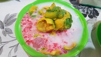 Meski warungnya sederhana, Es Oyen dan Siomay Bandung Serua Permai di Pamulang satu ini juga punya racikan yang menggugah selera. Potongan alpukatnya dijadikan topping dan melimpah. Harganya Rp 20.000-an per porsi. Foto: Google Review/Falentina Syarif
