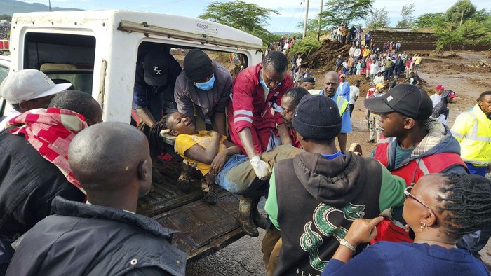Hujan lebat dan banjir mengakibatkan bendungan di wilayah Nakuru, Kenya jebol. Sejumlah korban dievakuasi.