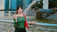 Saat liburan ke Singapura, Ghea berpose di Marina Bay yang ikonik. Posenya tampak lucu sambil menggenggam es krim. Foto: Instagram @gheaindrawari
