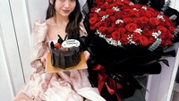 Kini usianya 26 tahun dan 10 Maret lalu, Ghea baru saja merayakannya. Ia tampil cantik berpose dengan buket bunga mawar dan kue cokelat yang cantik. Foto: Instagram @gheaindrawari
