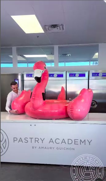 Gokil! Chef Ini Membuat Cokelat Berbentuk Ban Flamingo Jumbo