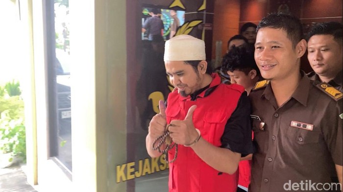 Gus Samsudin keluar dari Kejari Blitar.
