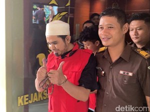 Bungkam, Gus Samsudin Hanya Acungkan 2 Jempol Saat Dilimpahkan ke Kejari Blitar