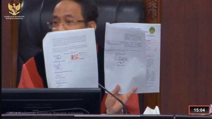 Hakim MK Tegur Kuasa Hukum Caleg DPD Riau soal Tanda Tangan Beda-beda