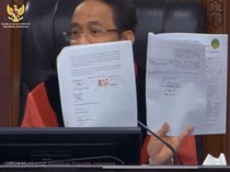 Hakim MK Tegur Kuasa Hukum Caleg DPD Riau soal Tanda Tangan Beda-beda