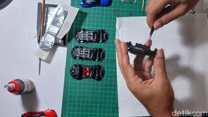 Haqi perajin diorama dan miniatur mobil yang karyanya mendunia