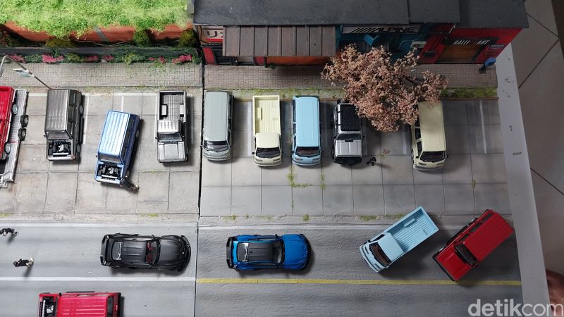 Haqi saat bergelut dengan miniatur mobil ciptaannya