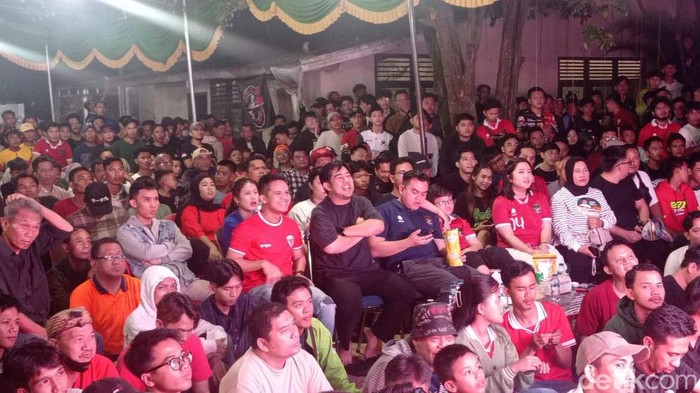 Herman Deru gelar nobar Indonesia vs Uzbekistan di Taman Kenten Herman Deru gelar nobar Indonesia vs Uzbekistan di Taman Kenten.