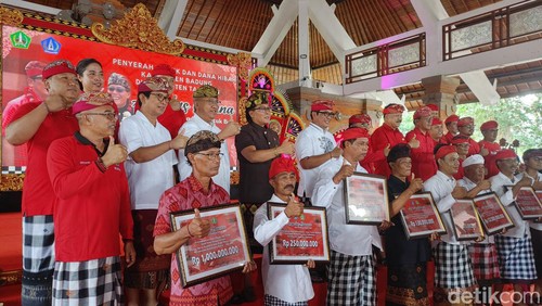Bupati Tabanan Komang Gede Sanjaya bersama Bupati Badung I Nyoman Giri Prasta di gedung kesenian I Ketut Marya, Tabanan, Senin (29/4/2024). (Agus Eka/detikBali)