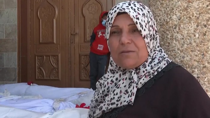 Pilu Wanita Palestina Cari Anak di antara Tumpukan Jasad Kuburan Massal