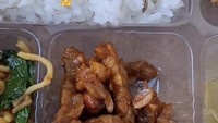 Di setiap video TikTok tentang masakan dan jualannya, Ani selalu menyelipkan kisah perjuangannya merintis warung nasi miliknya ini. Foto: TikTok @aniasoka23