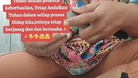 Setiap masakan semau dia siapkan sendiri mulai dari menyiapkan bawang dan bumbu sampai masak di dapur. Foto: TikTok @aniasoka23