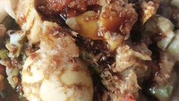 Tak hanya lauk masakan rumahan saja yang dijual Ani. Ibu dari tiga anak ini juga mahir membuat gado-gado enak seharga Rp 15 ribu saja. Foto: TikTok @aniasoka23