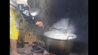 Ani juga tak pernah menyerah meski harus bangun lebih pagi untuk masak dan berjualan. Foto: TikTok @aniasoka23