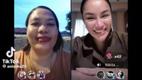 Ani Asoka belakangan tengah viral di media sosial usai rajin live bareng Nikita Mirzani di TikTok. Kesehariannya sebagai penjual nasi dan aktivitas masaknya juga tak kalah menarik perhatian. Foto: TikTok @aniasoka23