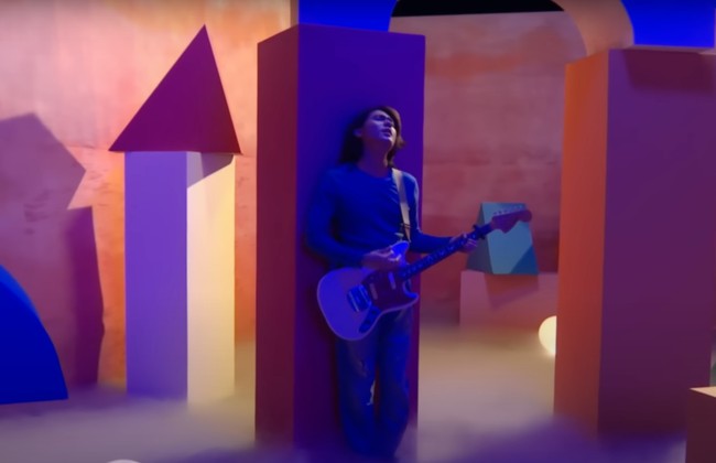 Menggunakan pencahayaan yang minim, Iqbaal terlihat begitu mendalami lagu yang dibawakannya. Ia juga tampil simpel dengan hanya mengenakan kaos lengan panjang dan celana jeans. Foto: YouTube/Iqbaal Ramadhan