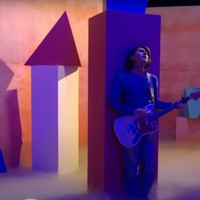 Menggunakan pencahayaan yang minim, Iqbaal terlihat begitu mendalami lagu yang dibawakannya. Ia juga tampil simpel dengan hanya mengenakan kaos lengan panjang dan celana jeans. Foto: YouTube/Iqbaal Ramadhan