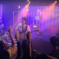 Pada lagu kedua berjudul Fortuna, Iqbaal tampil bak penyanyi cafe. Ia bernyanyi di tengah-tengah kerumunan banyak orang yang turut berjoget menikmati lagunya. Foto: YouTube/Iqbaal Ramadhan