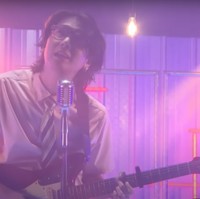 Iqbaal tampil rapih mengenakan kemeja putih dan celana panjang. Ia juga melengkapi penampilannya dengan kaca mata dan dasi bermotif. Foto: YouTube/Iqbaal Ramadhan