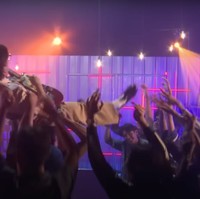 Di akhir video klip Fortuna, Iqbaal tampak digotong beramai-ramai oleh para penontonnya. Sambil bermain gitar, Iqbaal tetap terus bernyanyi. Foto: YouTube/Iqbaal Ramadhan