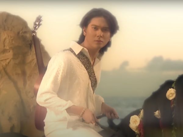 8 Gaya Jadul Iqbaal Ramadhan di MV Terbaru Disorot, Nyanyi Sambil Naik Kuda