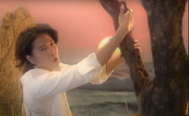 Tak sedikit netizen yang memberikan pujian. Ini the real iqbal mau buat karya si, ya walaupun ga selaras mungkin sama beberapa selera penggemarnya, karena beliau bener bener mau buat karya menurutku. Tapi aku pribadi tetep suka walaupun ini bede banget sama lagu lagu iqbal yang sebelumnya, komentar salah seorang netizen. HAHAHA UNIK BGTTTT LUCUUUU BAGUSSS GANTENKKKKK SEMUANYAAA, tambah netizen lain. Foto: YouTube/Iqbaal Ramadhan