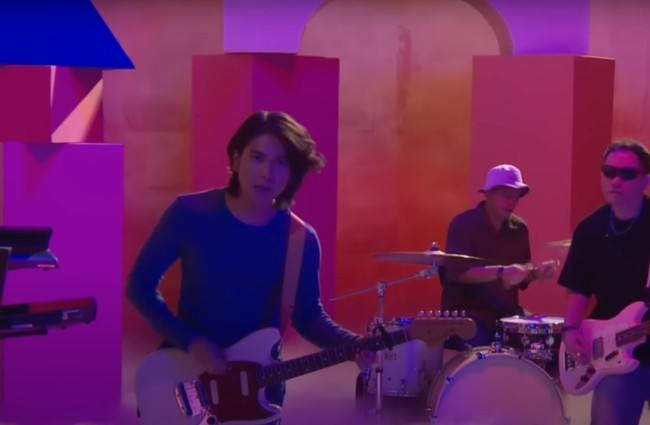 Di lagu pertamanya yang berjudul Cinta Luka Sempurna Iqbaal tampil sebagai anak band yang membawakan lagu bersama kelompok musiknya. Pria 24 tahun itu tampak berpura-pura bermain gitar sambil bernyanyi. Foto: YouTube/Iqbaal Ramadhan