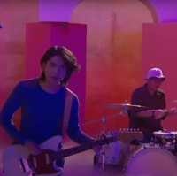 Di lagu pertamanya yang berjudul Cinta Luka Sempurna Iqbaal tampil sebagai anak band yang membawakan lagu bersama kelompok musiknya. Pria 24 tahun itu tampak berpura-pura bermain gitar sambil bernyanyi. Foto: YouTube/Iqbaal Ramadhan