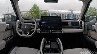 Jaecoo J6 ini hadir dengan pilihan rear wheel drive atau all wheel drive dengan motor listrik ganda. Di varian tertingginya, J6 diklaim punya tenaga total 279 PS dan dapat berakselerasi 0-100 km/jam 6,5 detik. Foto: Muhammad Hafizh Gemilang/detikcom