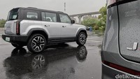 Lantas saat ditanya mengenai harga jual dari Jaecoo J6, Chery Sales Indonesia mengaku tengah meracik harga jual yang pas untuk masyarakat lokal. Namun bocorannya, harga mobil listrik Jaecoo J6 akan lebih mahal ketimbang ketimbang Suzuki Jimny 5-door. Tepatnya lebih dari Rp 500 juta. Foto: Muhammad Hafizh Gemilang/detikcom