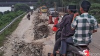 Setengah badan jalan sepanjang 300 meter mendekati jembatan Tol Jakarta-Cikampek (Japek) itu amblas dengan kedalaman hampir tiga meter, bahkan di sebelah kiri jalan yang belum amblas itu pun hampir putus karena masih digunakan lalu lintas untuk mobil bermuatan berat.